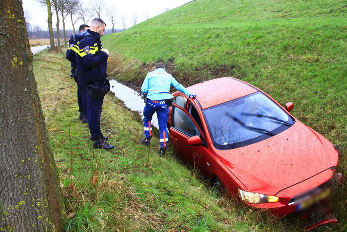 Automobilist verliest macht over stuur en belandt in sloot
