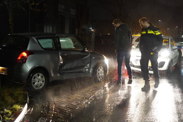 Twee automobilisten botsen op kruising
