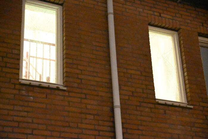 Dakpannen vallen van portiek bij explosie