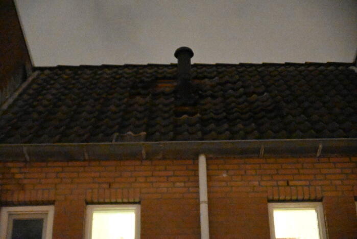 Dakpannen vallen van portiek bij explosie