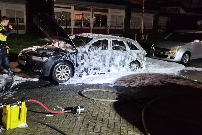 Buitenlandse Audi door brand verwoest