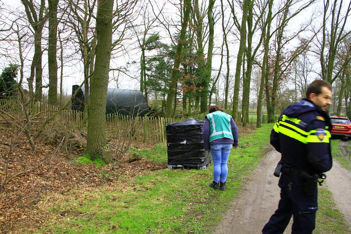 Brandweer verricht metingen bij gedumpte IBC-container