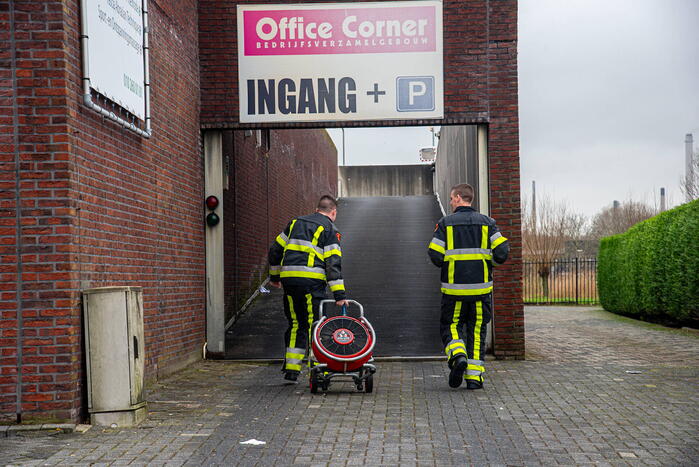 Brandweer ventileert bedrijfspand na melding van vreemde lucht