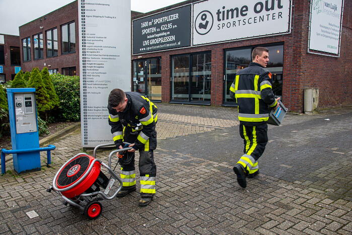 Brandweer ventileert bedrijfspand na melding van vreemde lucht