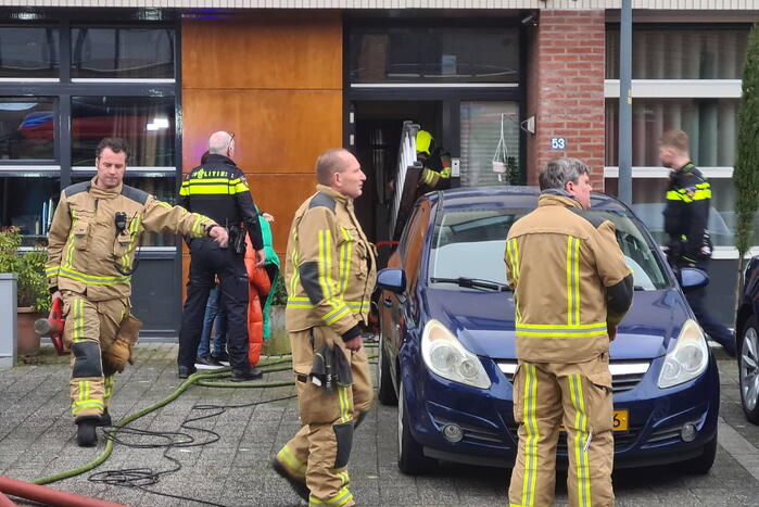 Brandweer haalt meerdere personen uit brandende woning