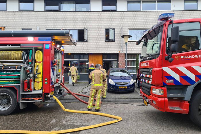 Brandweer haalt meerdere personen uit brandende woning