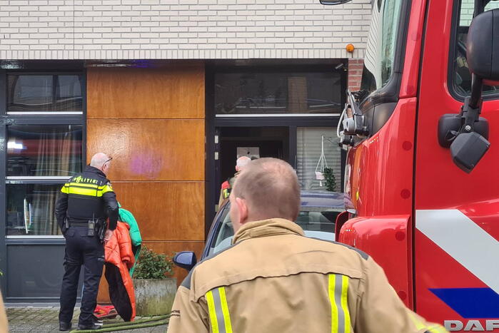 Brandweer haalt meerdere personen uit brandende woning