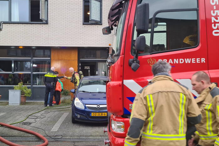 Brandweer haalt meerdere personen uit brandende woning
