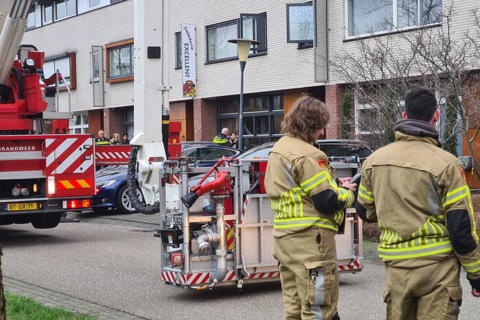 Brandweer haalt meerdere personen uit brandende woning