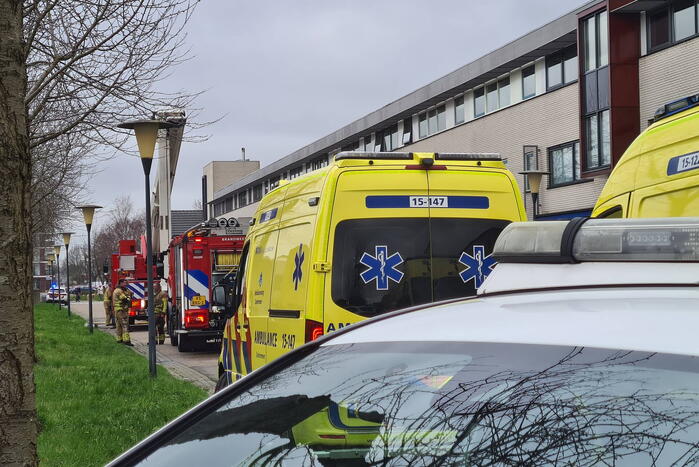 Brandweer haalt meerdere personen uit brandende woning