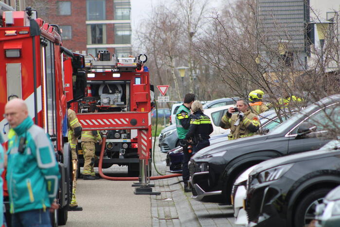 Brandweer haalt meerdere personen uit brandende woning