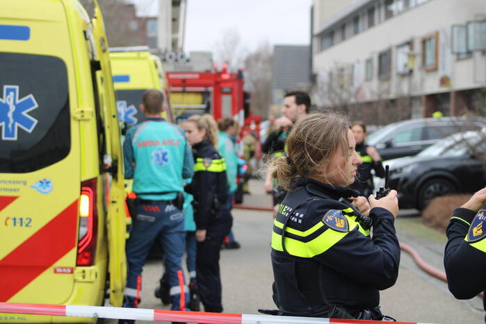 Brandweer haalt meerdere personen uit brandende woning