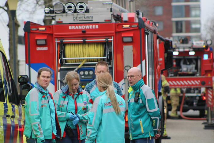 Brandweer haalt meerdere personen uit brandende woning