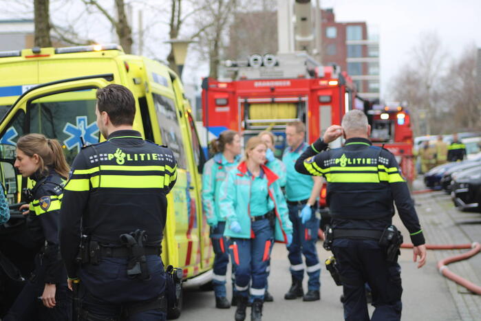 Brandweer haalt meerdere personen uit brandende woning