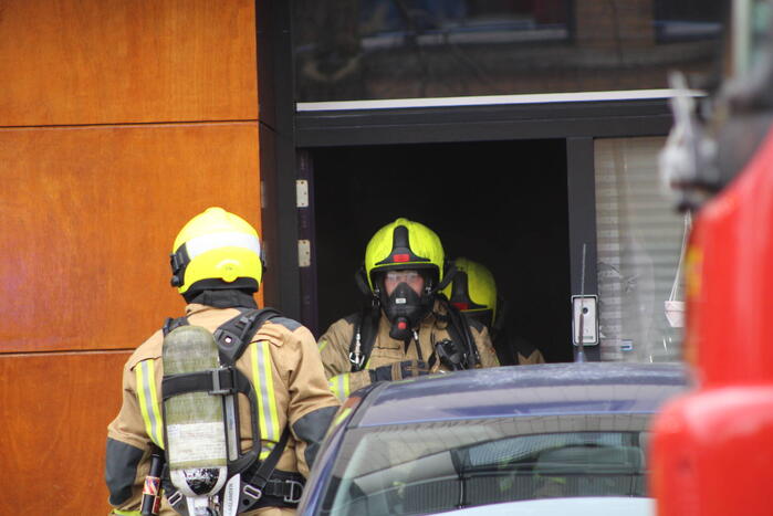 Brandweer haalt meerdere personen uit brandende woning