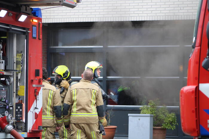Brandweer haalt meerdere personen uit brandende woning
