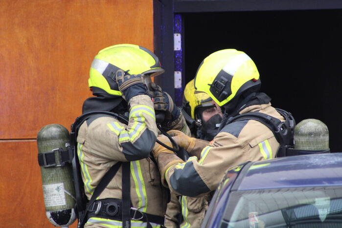 Brandweer haalt meerdere personen uit brandende woning