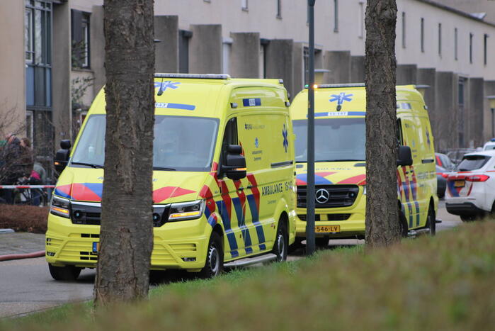 Brandweer haalt meerdere personen uit brandende woning