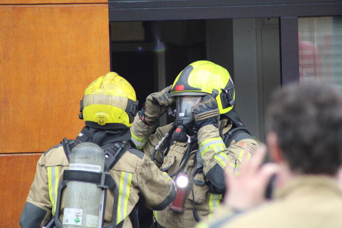 Brandweer haalt meerdere personen uit brandende woning