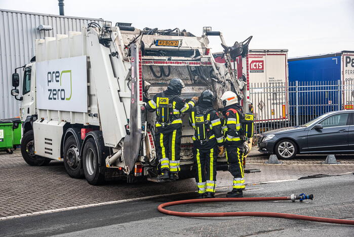Lading van vuilniswagen vat vlam