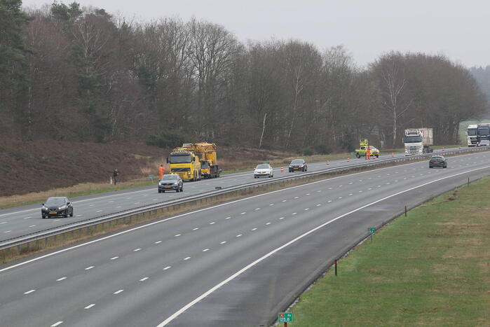Mobiele kraan weggesleept na mogelijke brand