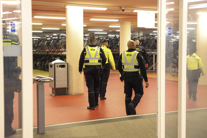 Grote zoekactie vanwege bedreiging met mes centraal station