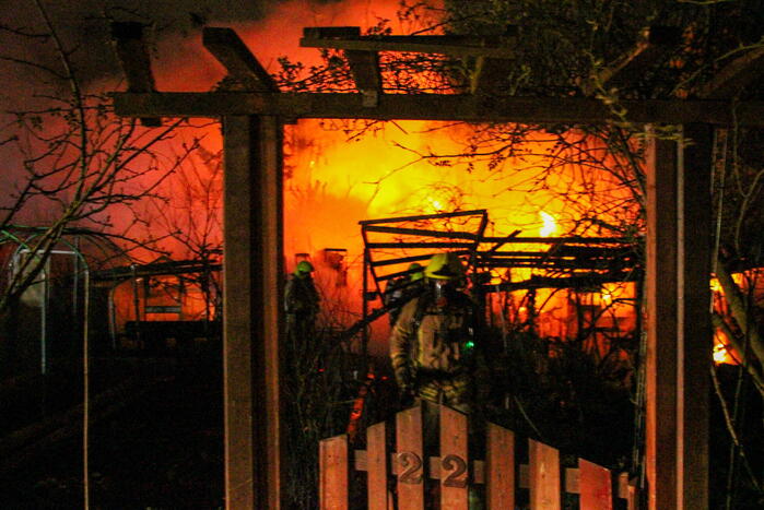 Brandweer ingezet voor uitslaande brand in tuinhuis