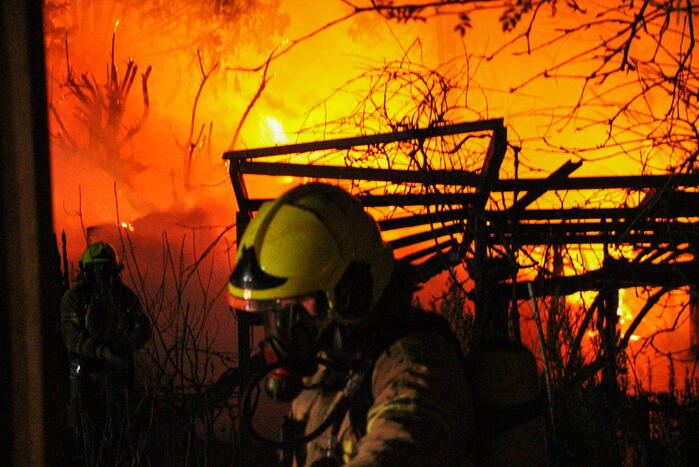 Brandweer ingezet voor uitslaande brand in tuinhuis