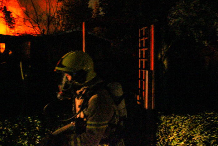 Brandweer ingezet voor uitslaande brand in tuinhuis