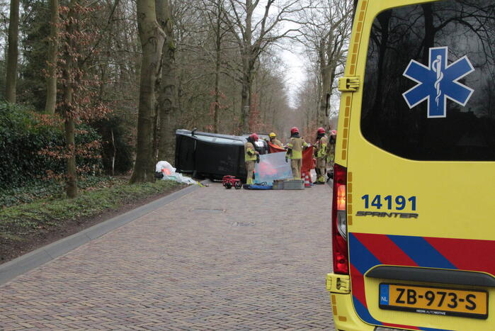 Automobilist ramt paal en belandt op zijkant