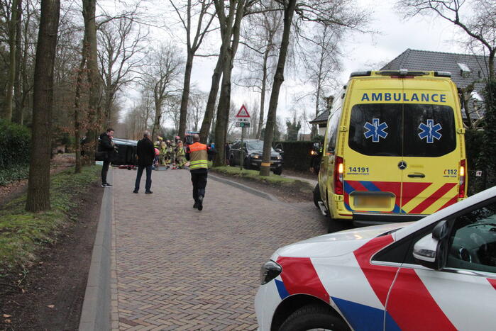 Automobilist ramt paal en belandt op zijkant