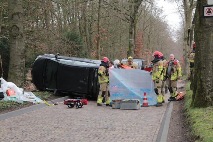 Automobilist ramt paal en belandt op zijkant