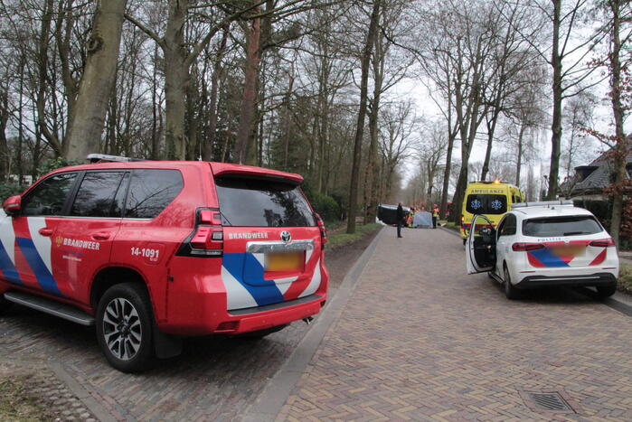 Automobilist ramt paal en belandt op zijkant