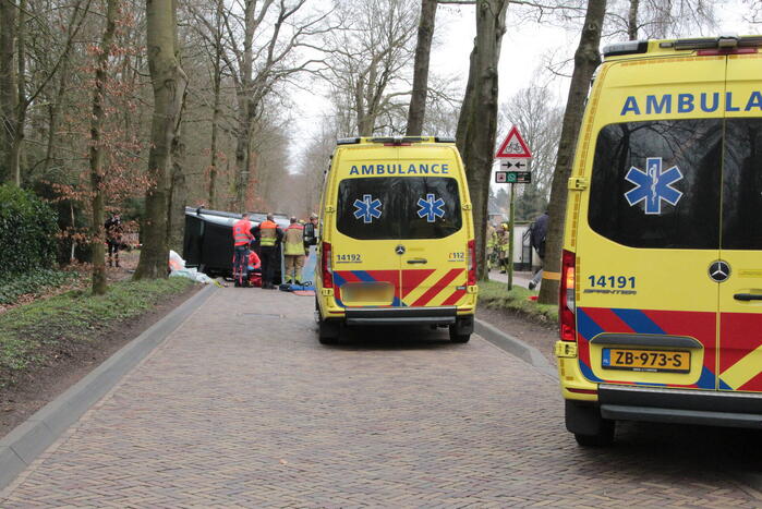 Automobilist ramt paal en belandt op zijkant