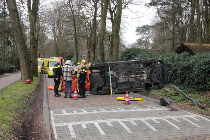 Automobilist ramt paal en belandt op zijkant