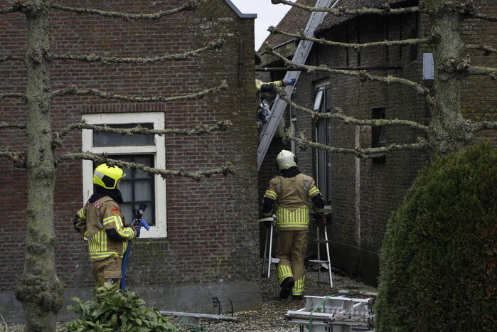 Schoorsteenbrand slaat over naar rietenkap
