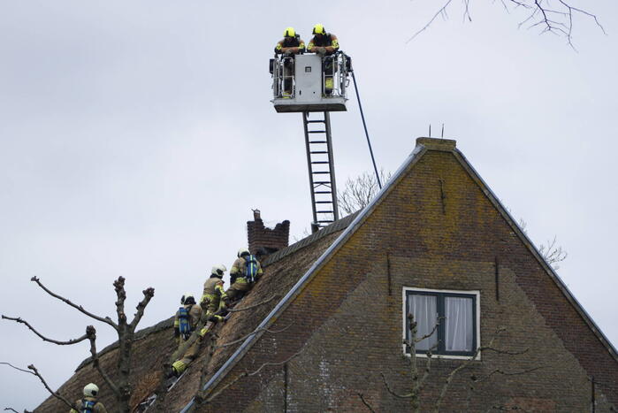 Schoorsteenbrand slaat over naar rietenkap