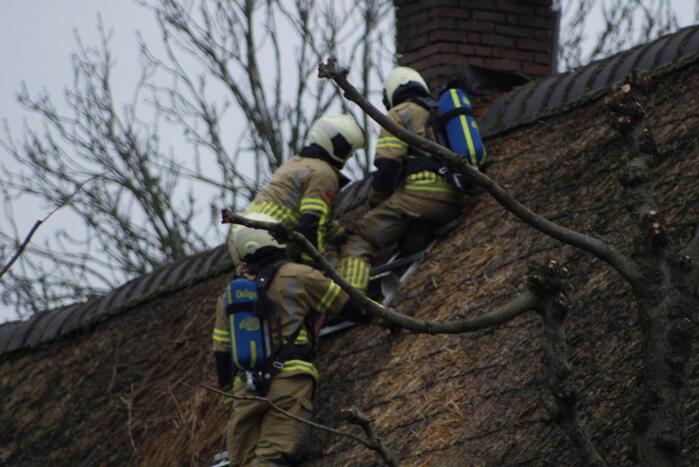 Schoorsteenbrand slaat over naar rietenkap