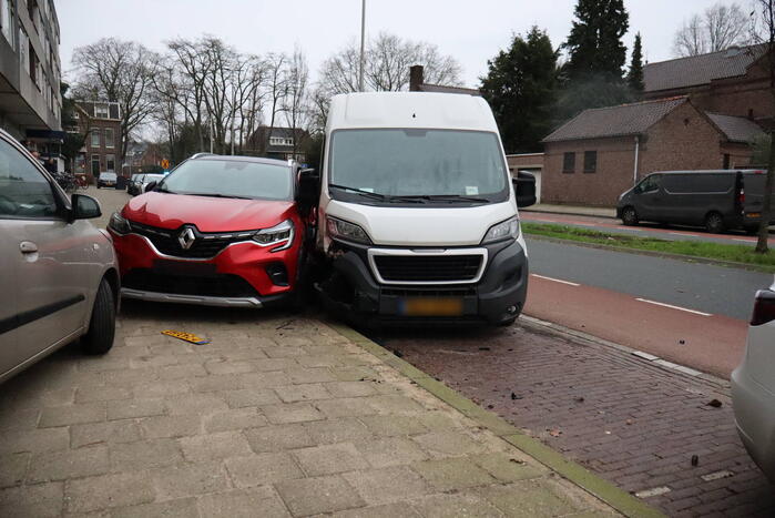 Bestelbus vliegt uit de bocht en ramt geparkeerde auto's
