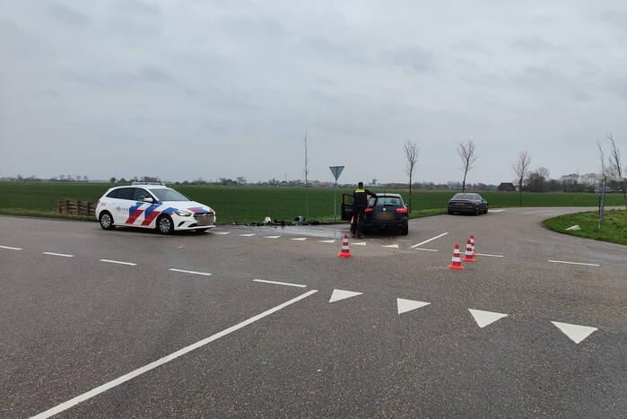 Politiebus te water na aanrijding met auto