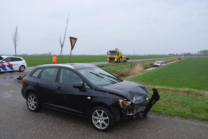 Politiebus te water na aanrijding met auto