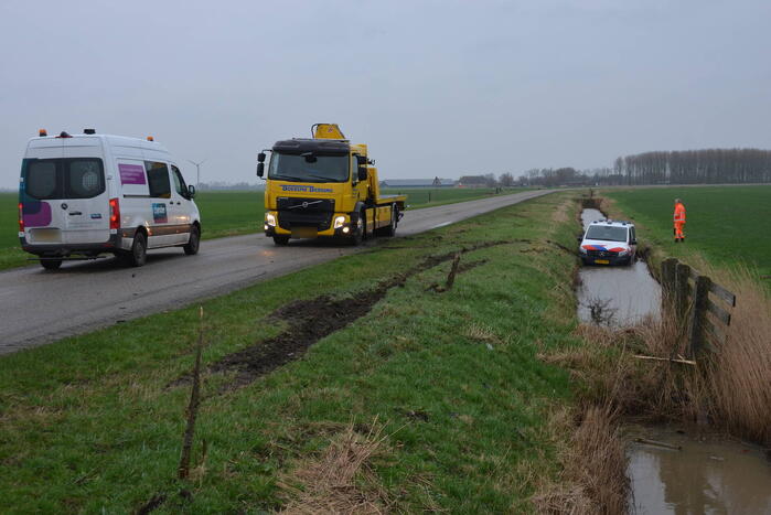 Politiebus te water na aanrijding met auto