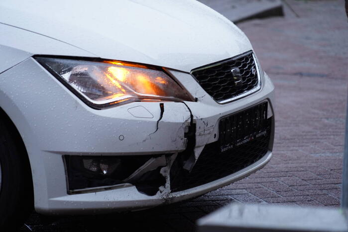 Auto's beschadigd bij kop-staartbotsing