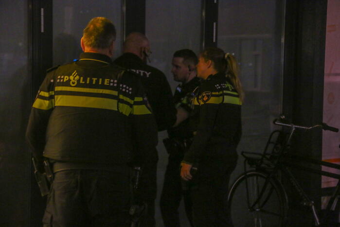 Man showt geslachtsdeel voor supermarkt