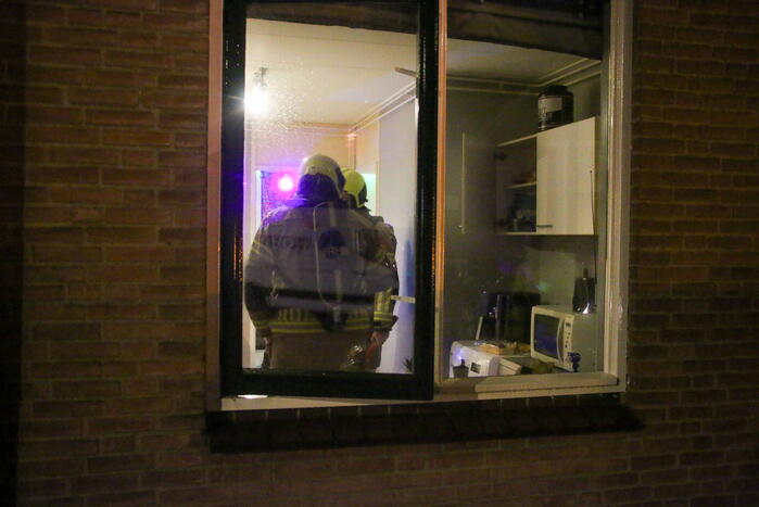 Brandweer breekt deur open bij keukenbrand