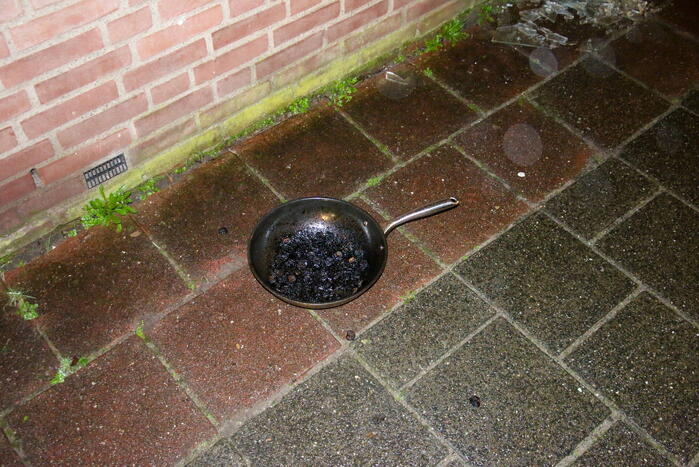 Brandweer breekt deur open bij keukenbrand