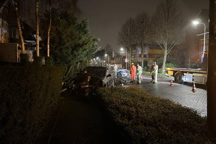 Automobilist rijdt boom en lantaarnpaal uit de grond