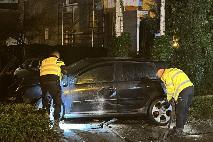 Automobilist rijdt boom en lantaarnpaal uit de grond