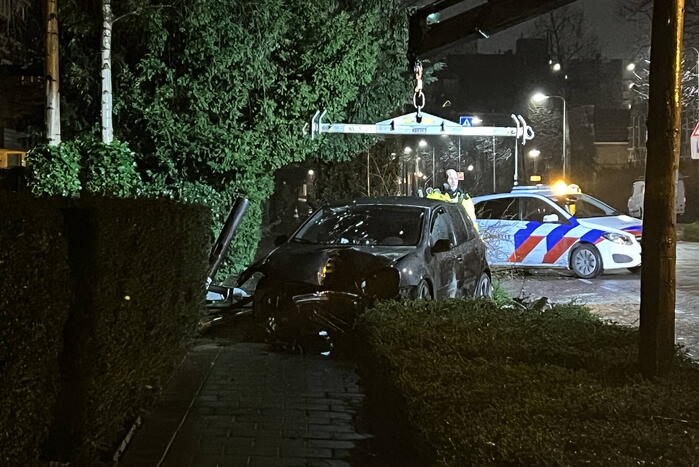 Automobilist rijdt boom en lantaarnpaal uit de grond