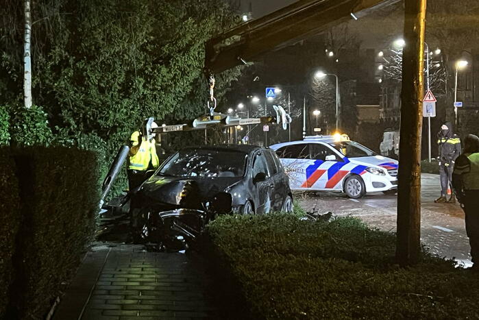 Automobilist rijdt boom en lantaarnpaal uit de grond